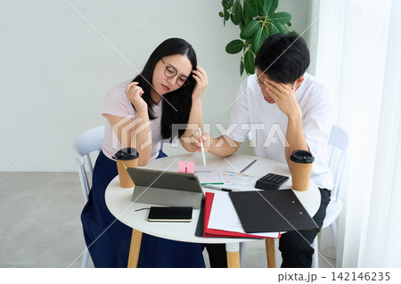 仕事中にストレスを抱える若い男女 142146235