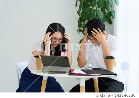 仕事中にストレスを抱える若い男女 142146236