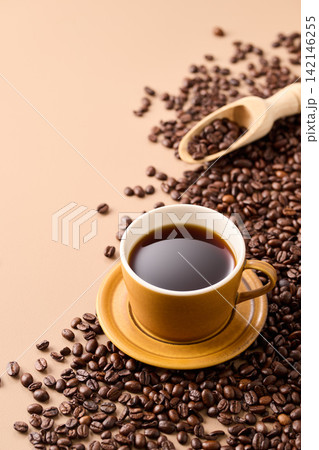 カップに注いだコーヒー カップに注いだコーヒー 142146255