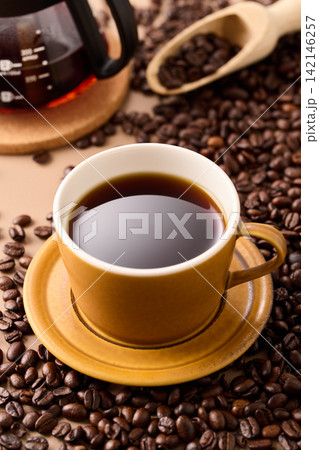 カップに注いだコーヒー カップに注いだコーヒー 142146257