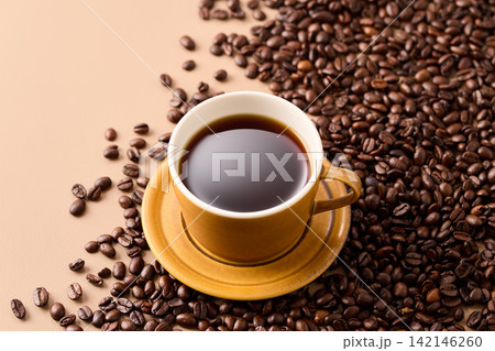 カップに注いだコーヒー カップに注いだコーヒー 142146260