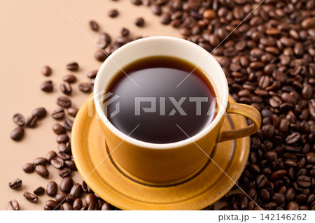 カップに注いだコーヒー カップに注いだコーヒー 142146262