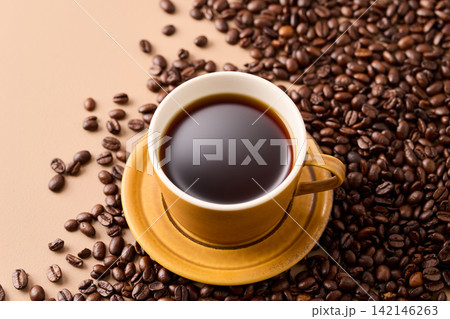 カップに注いだコーヒー カップに注いだコーヒー 142146263
