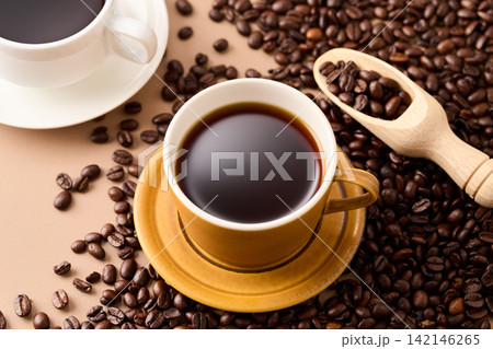 カップに注いだコーヒー 142146265