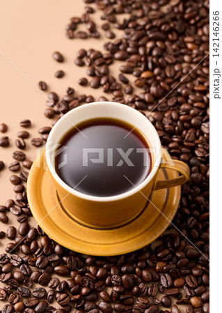 カップに注いだコーヒー カップに注いだコーヒー 142146266