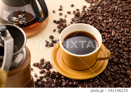 カップに注いだコーヒー カップに注いだコーヒー 142146270