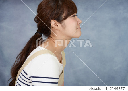 疲れた女性 142146277