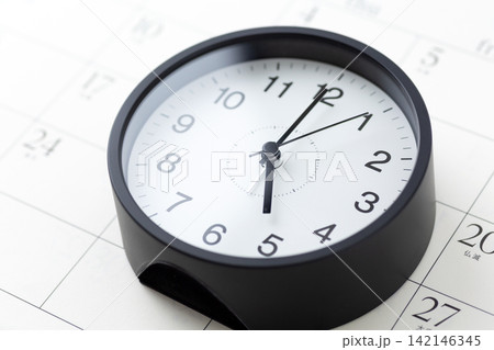 5時を示す時計とカレンダー 5時を示す時計とカレンダー 142146345