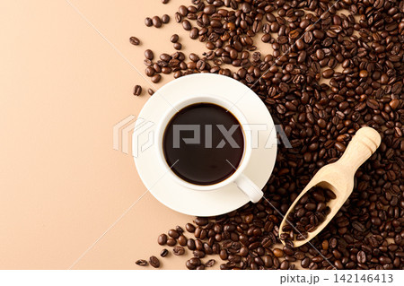 カップに注いだコーヒー カップに注いだコーヒー 142146413