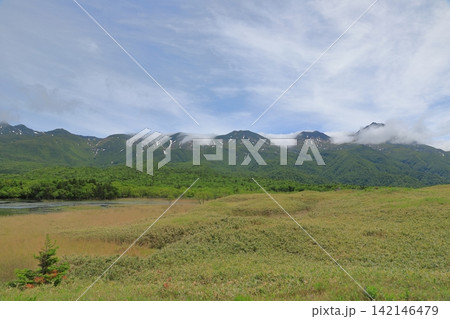 残雪が残る初夏の知床連山の雄大な風景 142146479