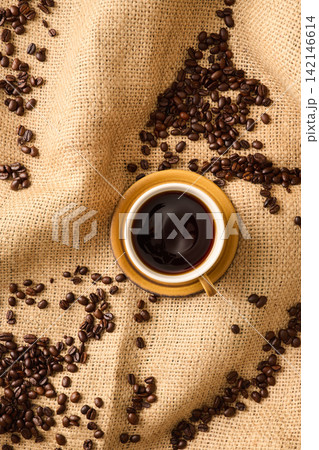 カップに注いだコーヒー カップに注いだコーヒー 142146614