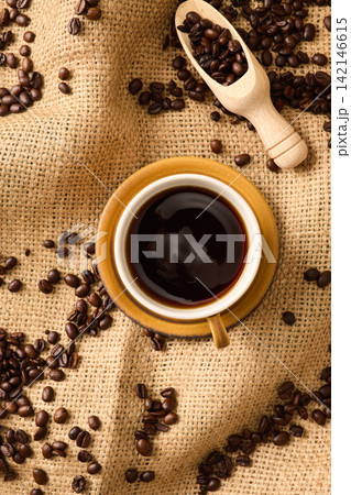 カップに注いだコーヒー カップに注いだコーヒー 142146615