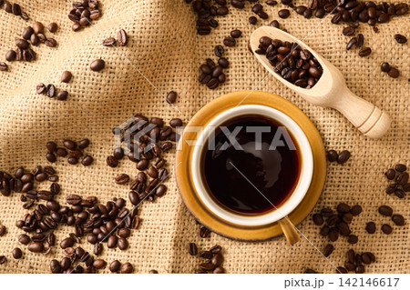 カップに注いだコーヒー カップに注いだコーヒー 142146617