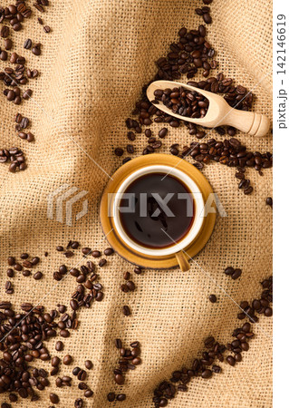 カップに注いだコーヒー 142146619