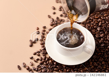 カップにコーヒーを注ぐ カップにコーヒーを注ぐ 142146861