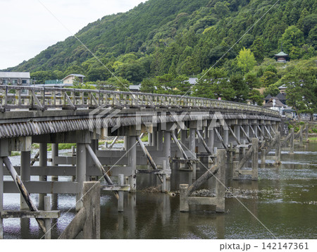 夏の嵐山 渡月橋と桂川 夏の嵐山 渡月橋と桂川 142147361