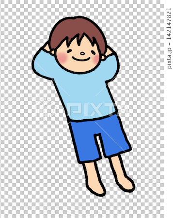 一個可愛的小男孩躺著打個盹兒。 一個可愛的小男孩躺著打個盹兒。 142147821