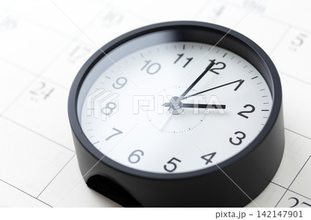 2時を示す時計とカレンダー 2時を示す時計とカレンダー 142147901
