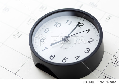 7時を示す時計とカレンダー 7時を示す時計とカレンダー 142147902