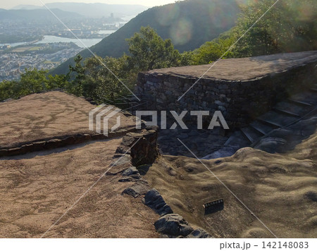 香川県高松市 屋嶋城跡（やしまのき）の城門遺構と見下ろす街並み 142148083