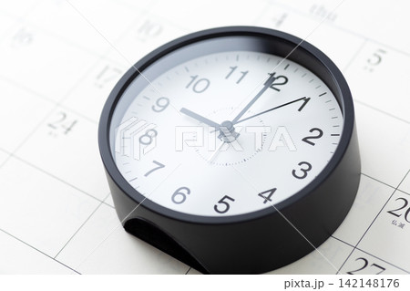9時を示す時計とカレンダー 9時を示す時計とカレンダー 142148176