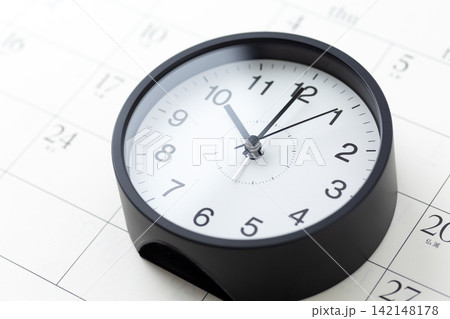 10時を示す時計とカレンダー 142148178