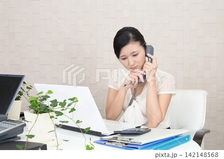 受話器を持つ女性社員 受話器を持つ女性社員 142148568