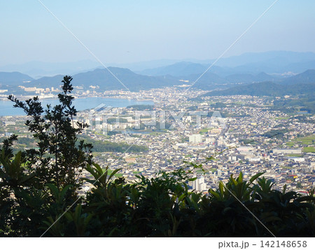 香川県高松市 屋島（屋嶋城跡展望地）から望む市街地と海・連なる山々の景色 142148658