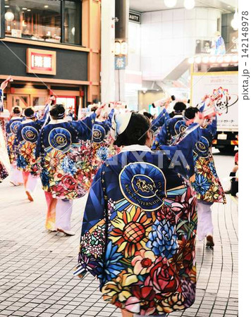 帯屋町で踊るよさこい祭り 142148978