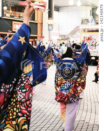 帯屋町で踊るよさこい祭り 142148979