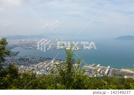 瀬戸内海国立公園の屋島から見た瀬戸内海と高松市内の眺望(2026年8月撮影) 瀬戸内海国立公園の屋島から見た瀬戸内海と高松市内の眺望(2026年8月撮影) 142149237