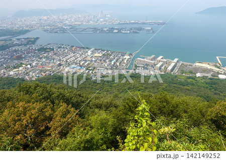 瀬戸内海国立公園の屋島から見た瀬戸内海と高松市内の眺望(2026年8月撮影) 瀬戸内海国立公園の屋島から見た瀬戸内海と高松市内の眺望(2026年8月撮影) 142149252