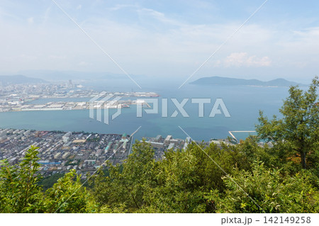 瀬戸内海国立公園の屋島から見た瀬戸内海と高松市内の眺望(2026年8月撮影) 瀬戸内海国立公園の屋島から見た瀬戸内海と高松市内の眺望(2026年8月撮影) 142149258