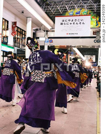 帯屋町で踊るよさこい祭り 142149399