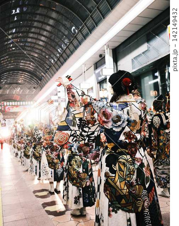 帯屋町で踊るよさこい祭り 142149432