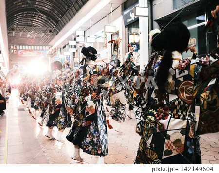 帯屋町で踊るよさこい祭り 142149604