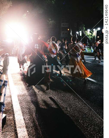 帯屋町で踊るよさこい祭り 142149640