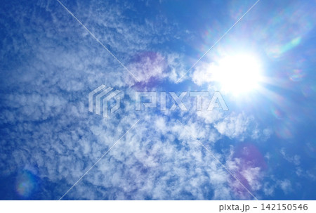 眩しく輝く太陽と青空に広がるうろこ雲(光差し込む青空背景素材) 眩しく輝く太陽と青空に広がるうろこ雲(光差し込む青空背景素材) 142150546