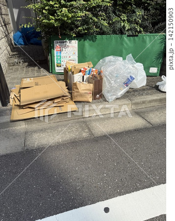 東京都内の住宅街の集積所にまとめられた資源ごみとプラスチック類の回収風景 東京都内の住宅街の集積所にまとめられた資源ごみとプラスチック類の回収風景 142150903