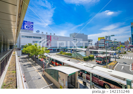 晴天の和歌山駅東口駅前広場と近鉄百貨店・JR西日本和歌山ミオ 晴天の和歌山駅東口駅前広場と近鉄百貨店・JR西日本和歌山ミオ 142151246