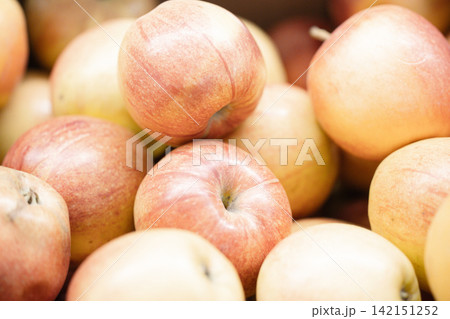 Fresh ripe apples close-up. Fresh ripe apples with a beautiful red-yellow blush. Fruit and vegetable stand. Autumn harvest. Fresh ripe apples close-up. Fresh ripe apples with a beautiful red-yellow blush. Fruit and vegetable stand. Autumn harvest. 142151252