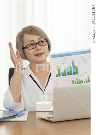 オフィスで仕事をするシニア女性 142151367