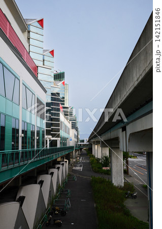 大阪市住之江区の咲洲にあるATCホールとニュートラムの線 大阪市住之江区の咲洲にあるATCホールとニュートラムの線 142151846