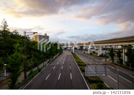 夜明け時の空と大阪市住之江区の咲洲にある街並みが広がる道路の風景 夜明け時の空と大阪市住之江区の咲洲にある街並みが広がる道路の風景 142151856