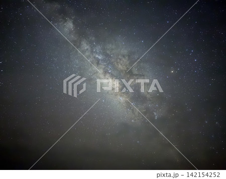 与那国島の夜空に輝く天の川と満天の星 142154252