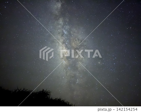 与那国島の夜空に輝く天の川と満天の星 与那国島の夜空に輝く天の川と満天の星 142154254
