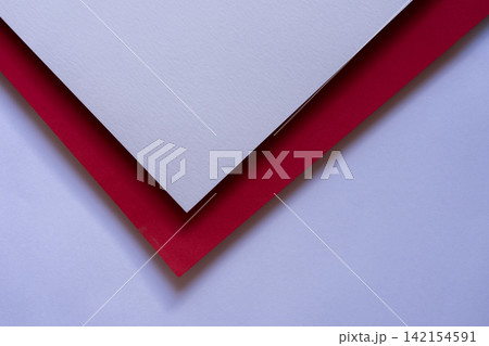 重なる白色と赤色の画用紙 重なる白色と赤色の画用紙 142154591