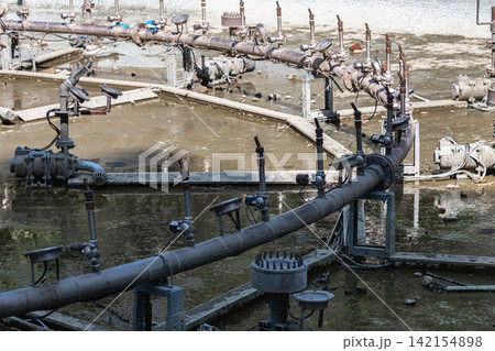 The city fountain's equipment, without water. The system of pipes and lights is visible in the bowl. The city fountain's equipment, without water. The system of pipes and lights is visible in the bowl. 142154898