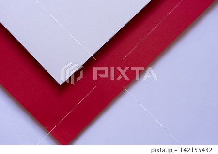 重なる白色と赤色の画用紙 重なる白色と赤色の画用紙 142155432