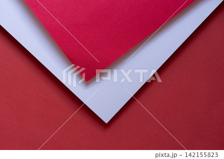 重なる白色と赤色の画用紙 重なる白色と赤色の画用紙 142155823